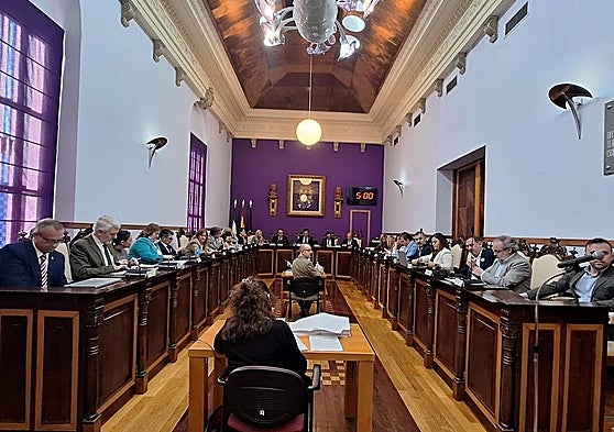 La corporación municipal durante el pleno de abril.