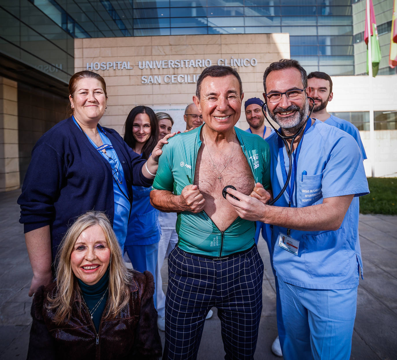 El ciclista granadino Simón Segura rodeado del equipo del Hospital Clínico San Cecilio que le atendió.