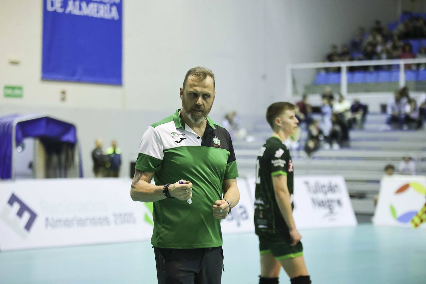 Carlos Carreño, pensativo en el último partido de competición.