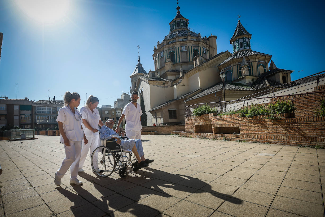 Los usuarios de la Unidad de Cuidados Intermedios del Hospital San Rafael pueden hacer uso de los espacios comunes, como la terraza.