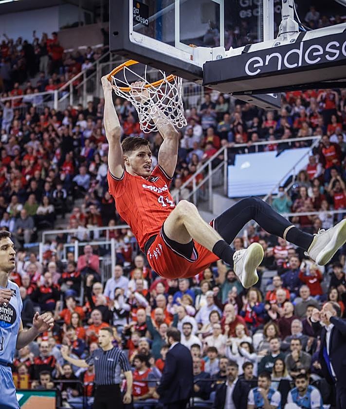 Imagen secundaria 2 - Las peñas nazaríes se dejaron la garganta en cada acción del encuentro. 
