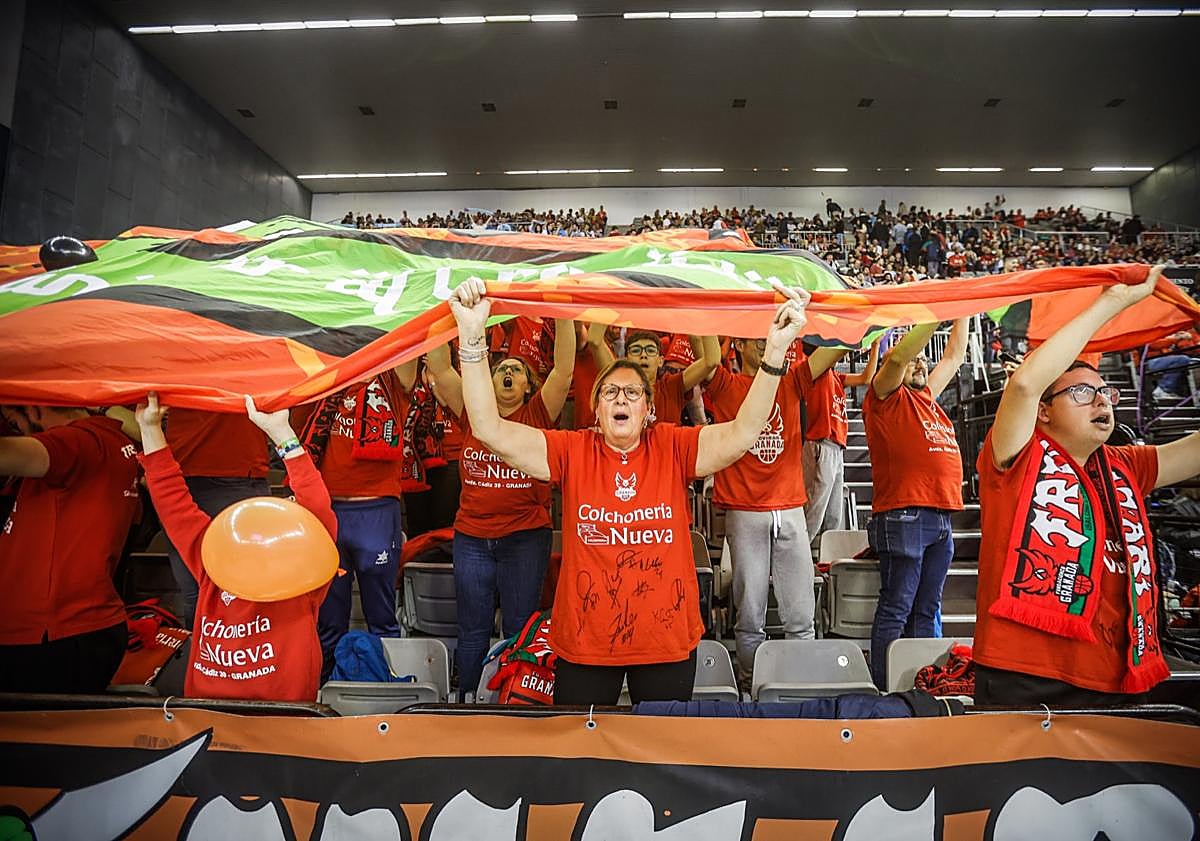 Imagen principal - Las peñas nazaríes se dejaron la garganta en cada acción del encuentro. 