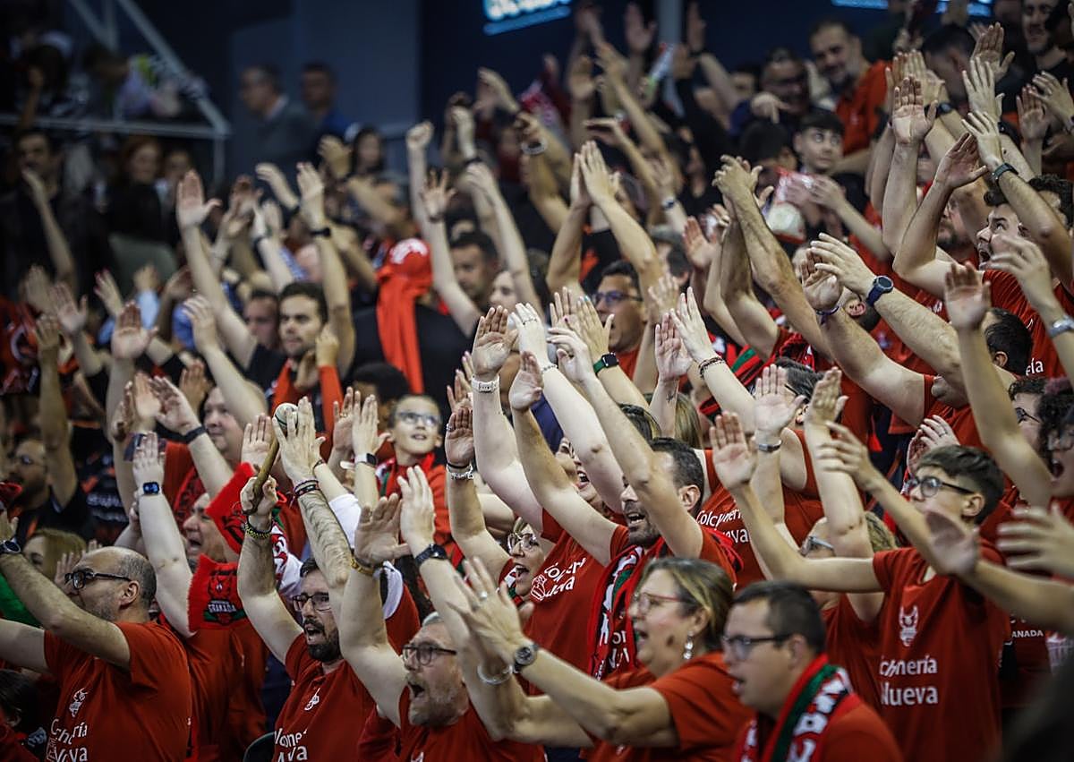 Imagen secundaria 1 - Las peñas nazaríes se dejaron la garganta en cada acción del encuentro. 