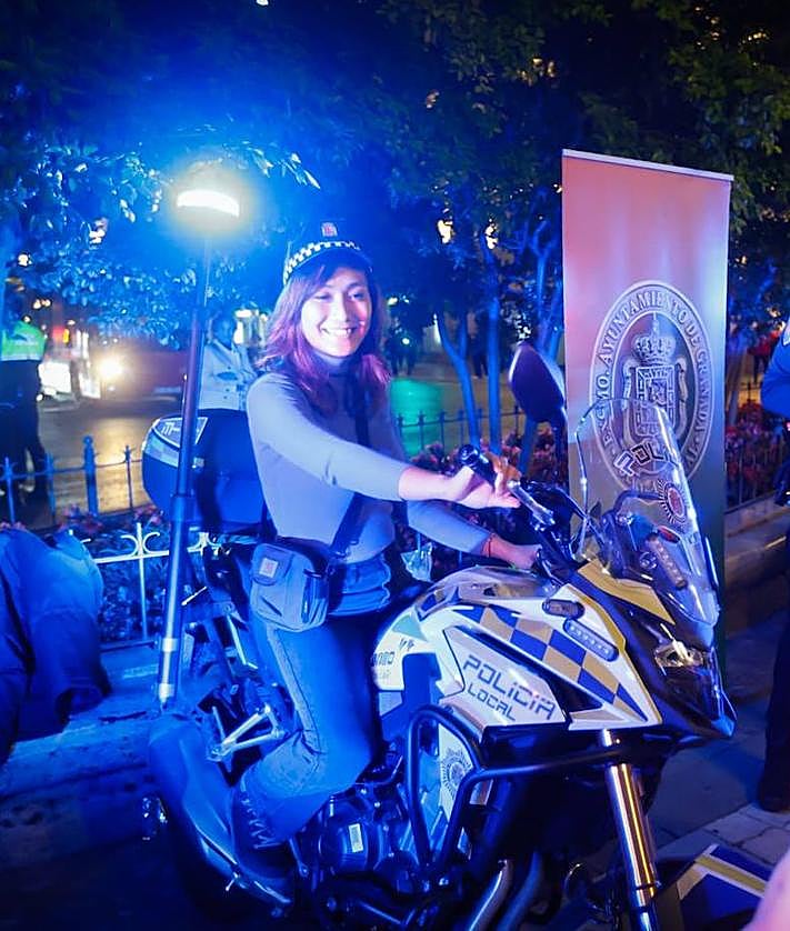 Imagen secundaria 2 - Una novia de despedida de soltera baila al ritmo de los DJ de la tienda oficial del Granada CF. Alfonso Perro Raro durante su conferencia sonre 'Tipos y Tapas'. Una granadina a lomos de una moto de la Policía Local.