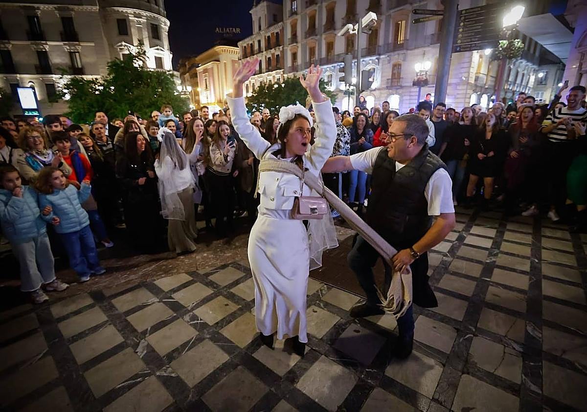Imagen principal - Una novia de despedida de soltera baila al ritmo de los DJ de la tienda oficial del Granada CF. Alfonso Perro Raro durante su conferencia sonre 'Tipos y Tapas'. Una granadina a lomos de una moto de la Policía Local.