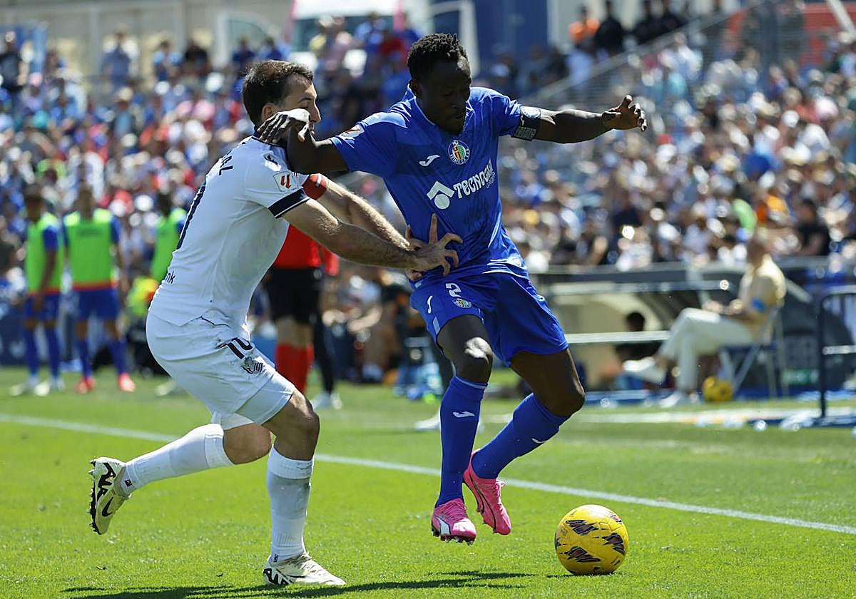 Djené se anticipa a Oyarzabal.