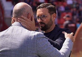 Bordalás y Pepe Mel se saludan durante el partido.