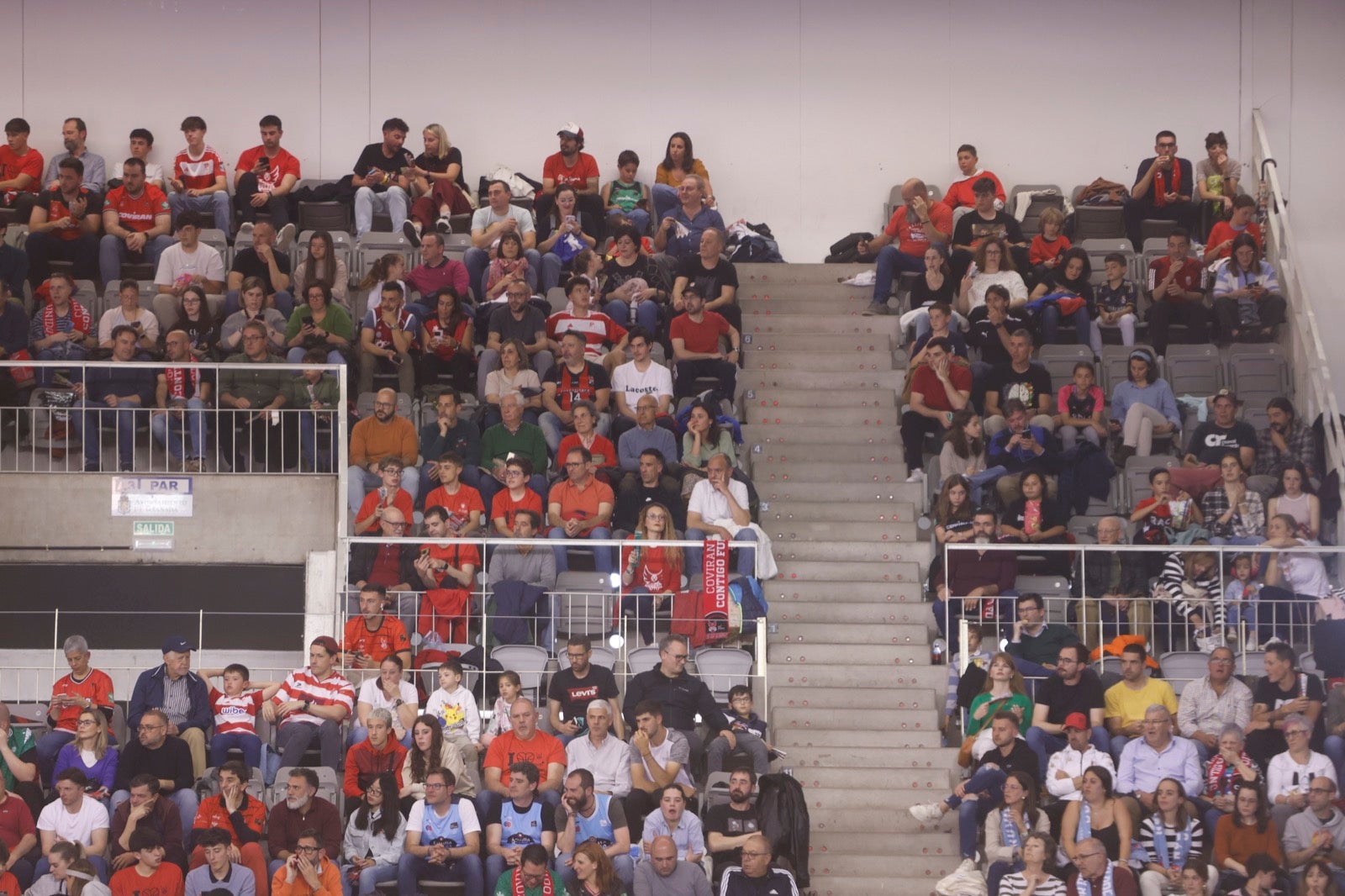 Encuéntrate en la grada durante el Covirán Granada - Breogán