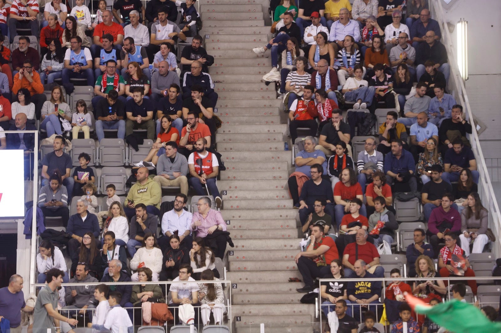 Encuéntrate en la grada durante el Covirán Granada - Breogán