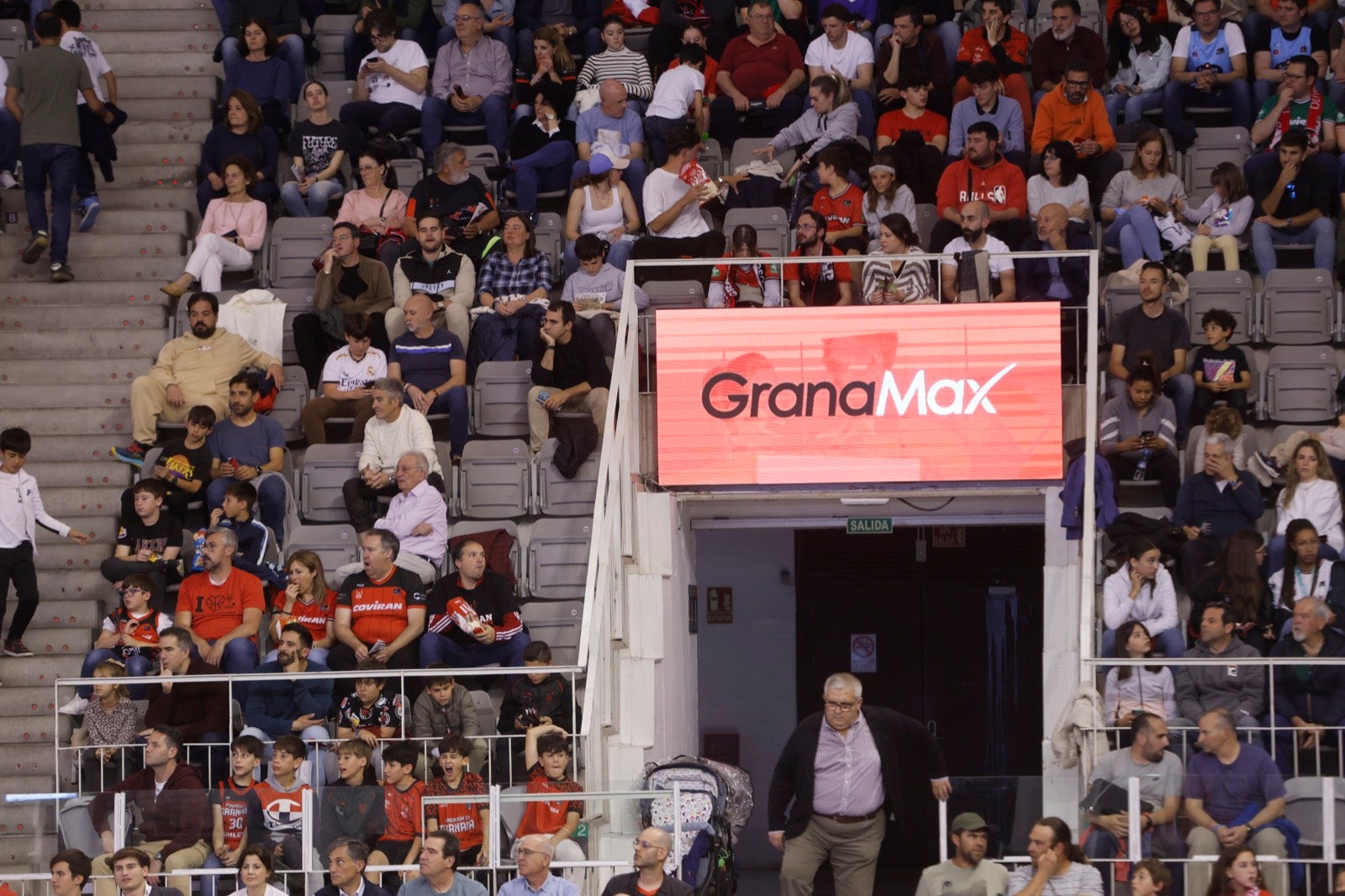 Encuéntrate en la grada durante el Covirán Granada - Breogán
