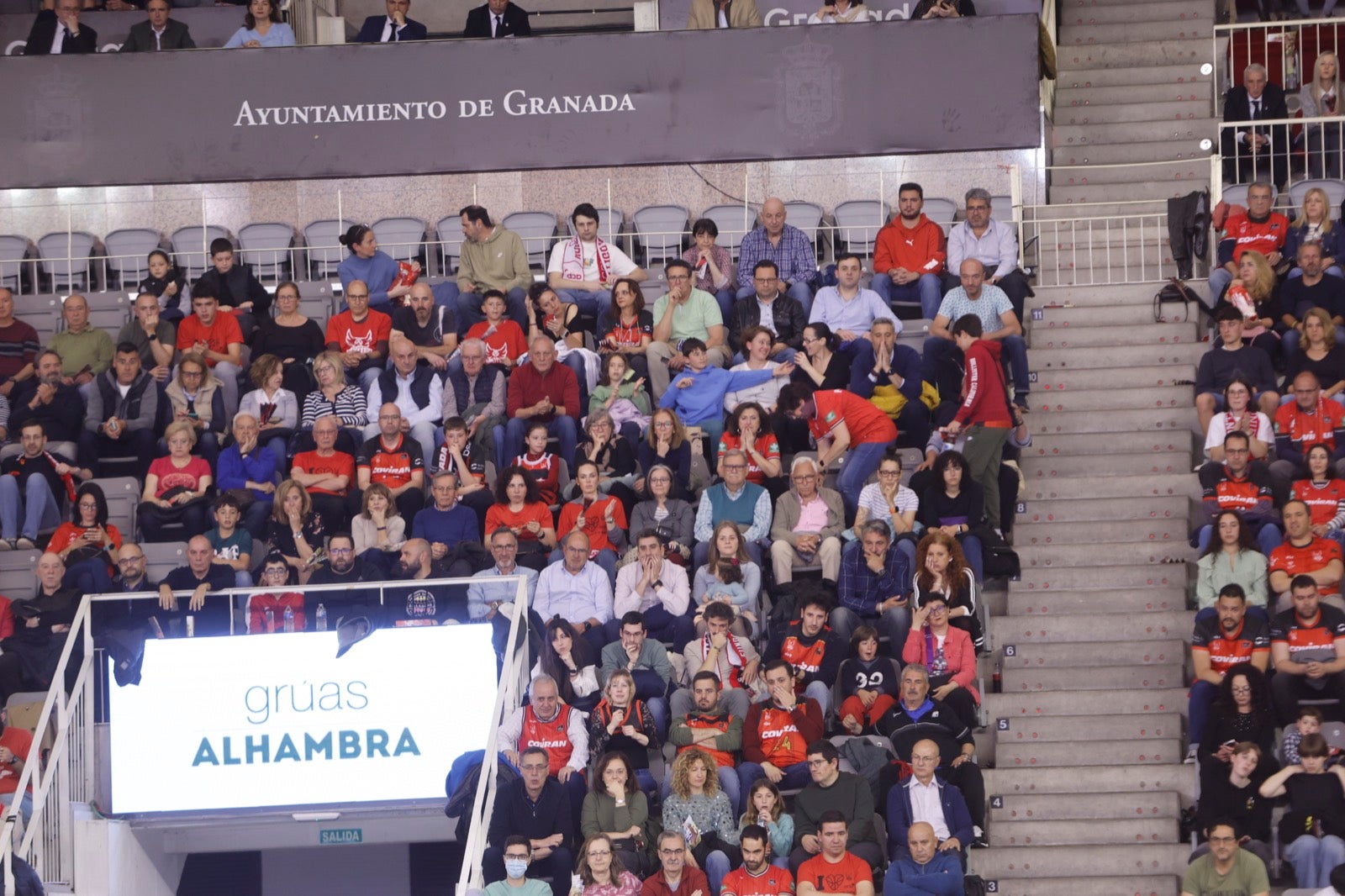 Encuéntrate en la grada durante el Covirán Granada - Breogán