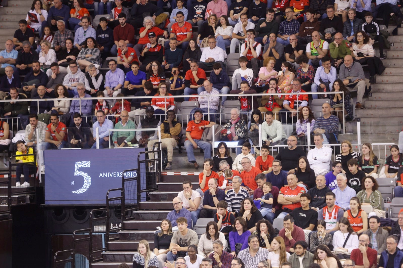 Encuéntrate en la grada durante el Covirán Granada - Breogán
