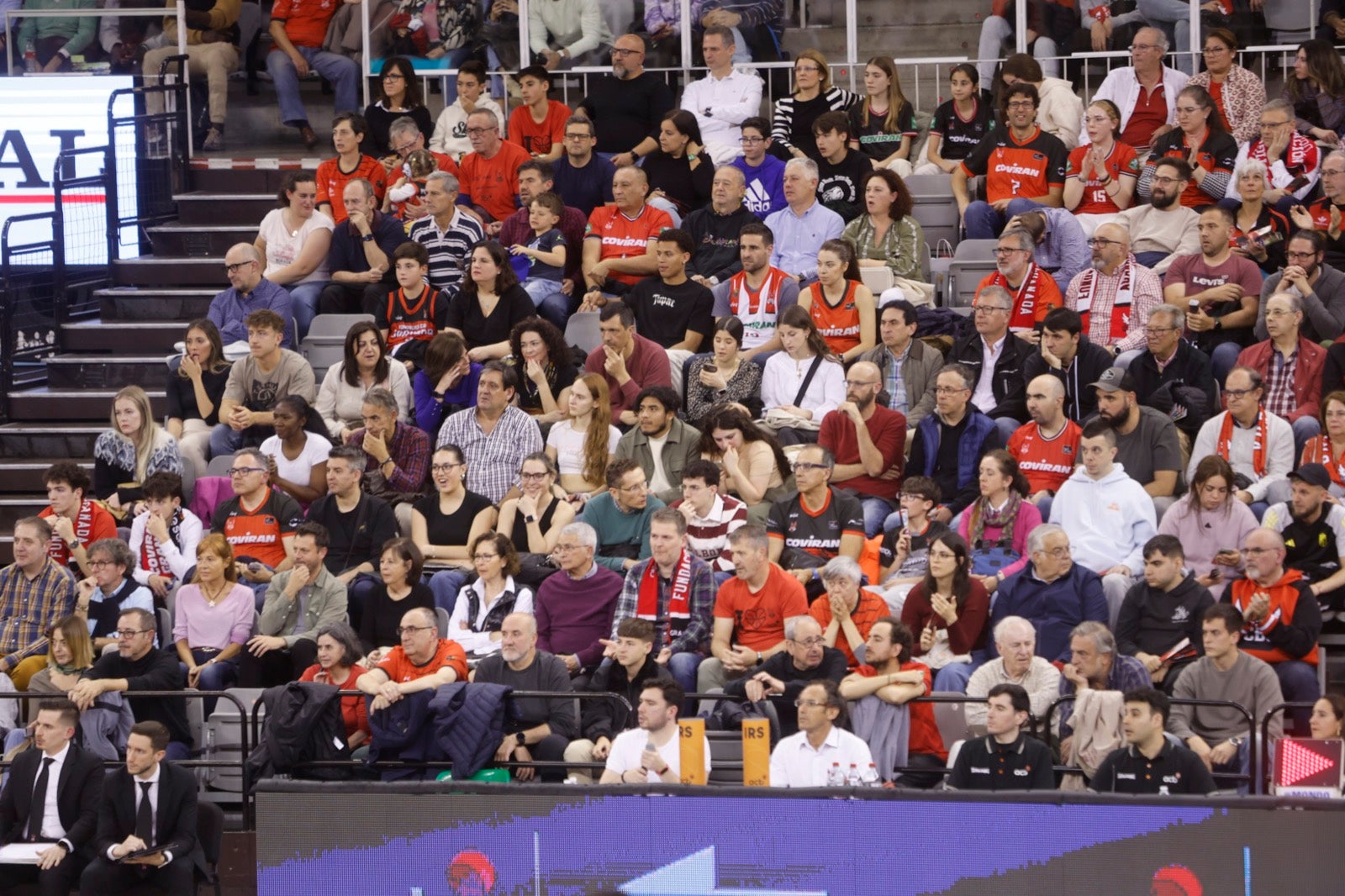 Encuéntrate en la grada durante el Covirán Granada - Breogán