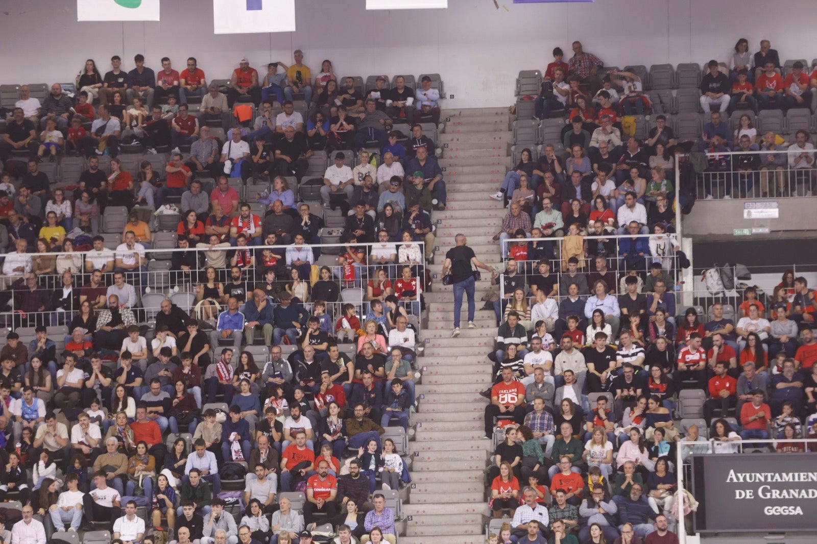Encuéntrate en la grada durante el Covirán Granada - Breogán