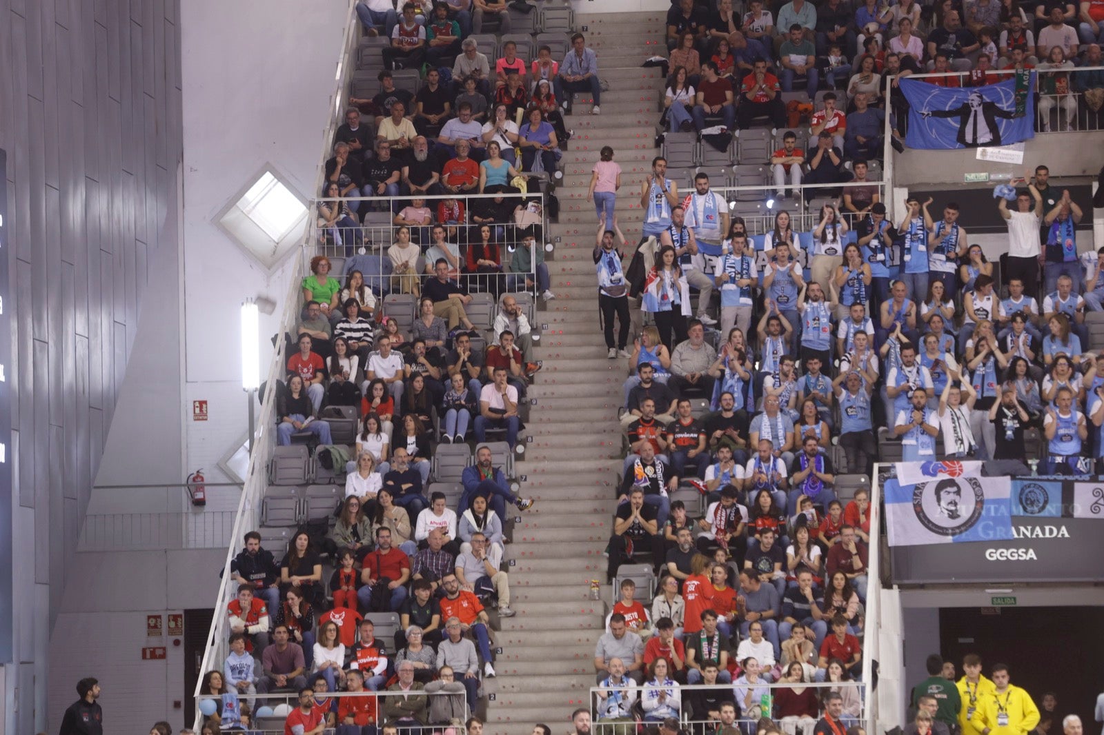 Encuéntrate en la grada durante el Covirán Granada - Breogán