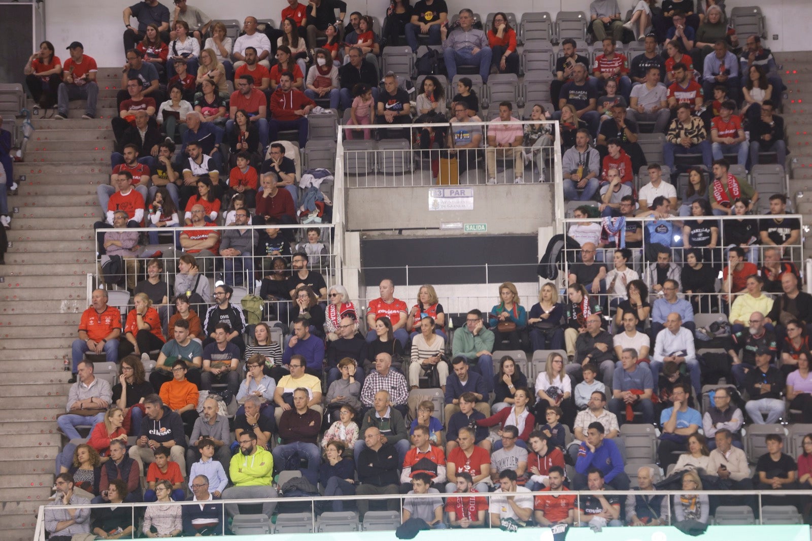 Encuéntrate en la grada durante el Covirán Granada - Breogán