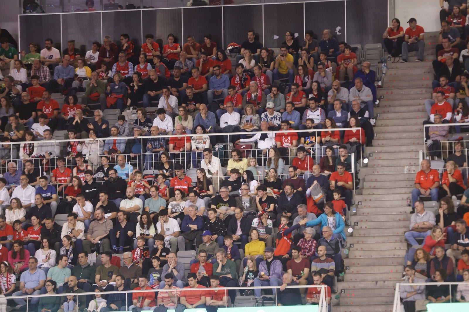 Encuéntrate en la grada durante el Covirán Granada - Breogán