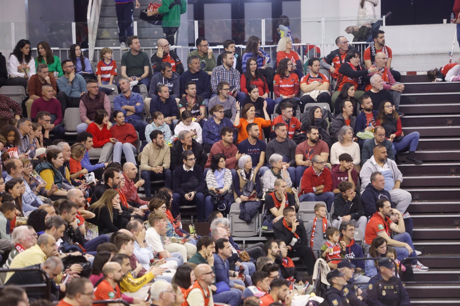 Encuéntrate en la grada durante el Covirán Granada - Breogán