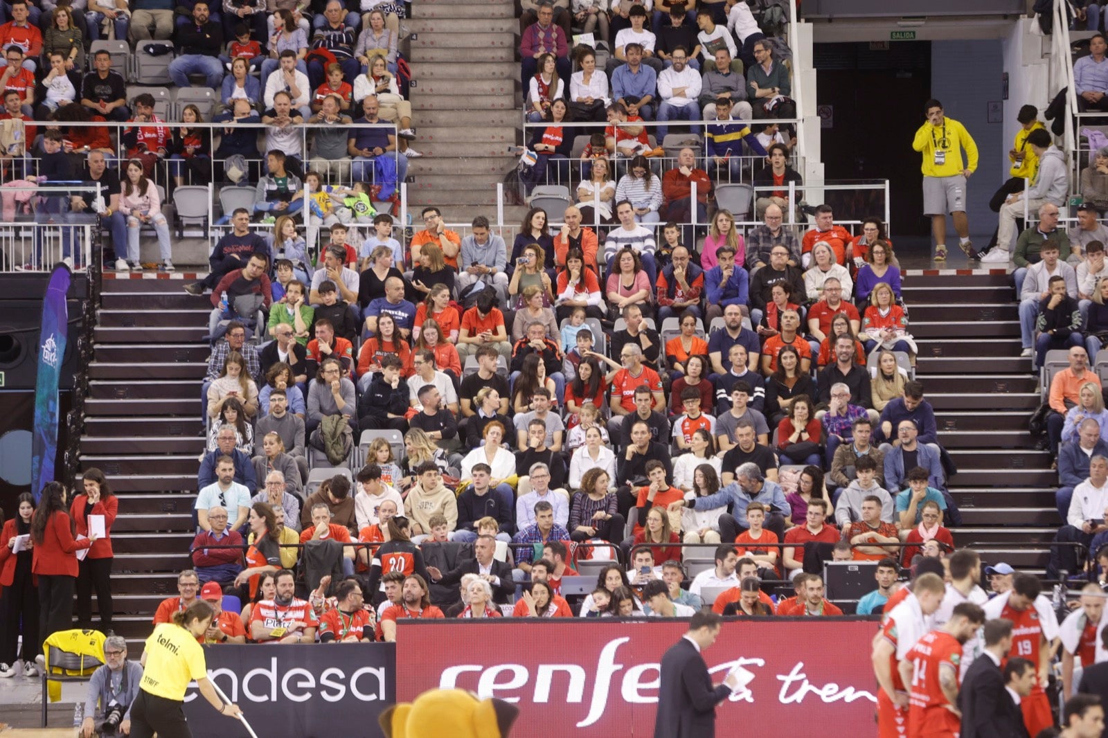Encuéntrate en la grada durante el Covirán Granada - Breogán