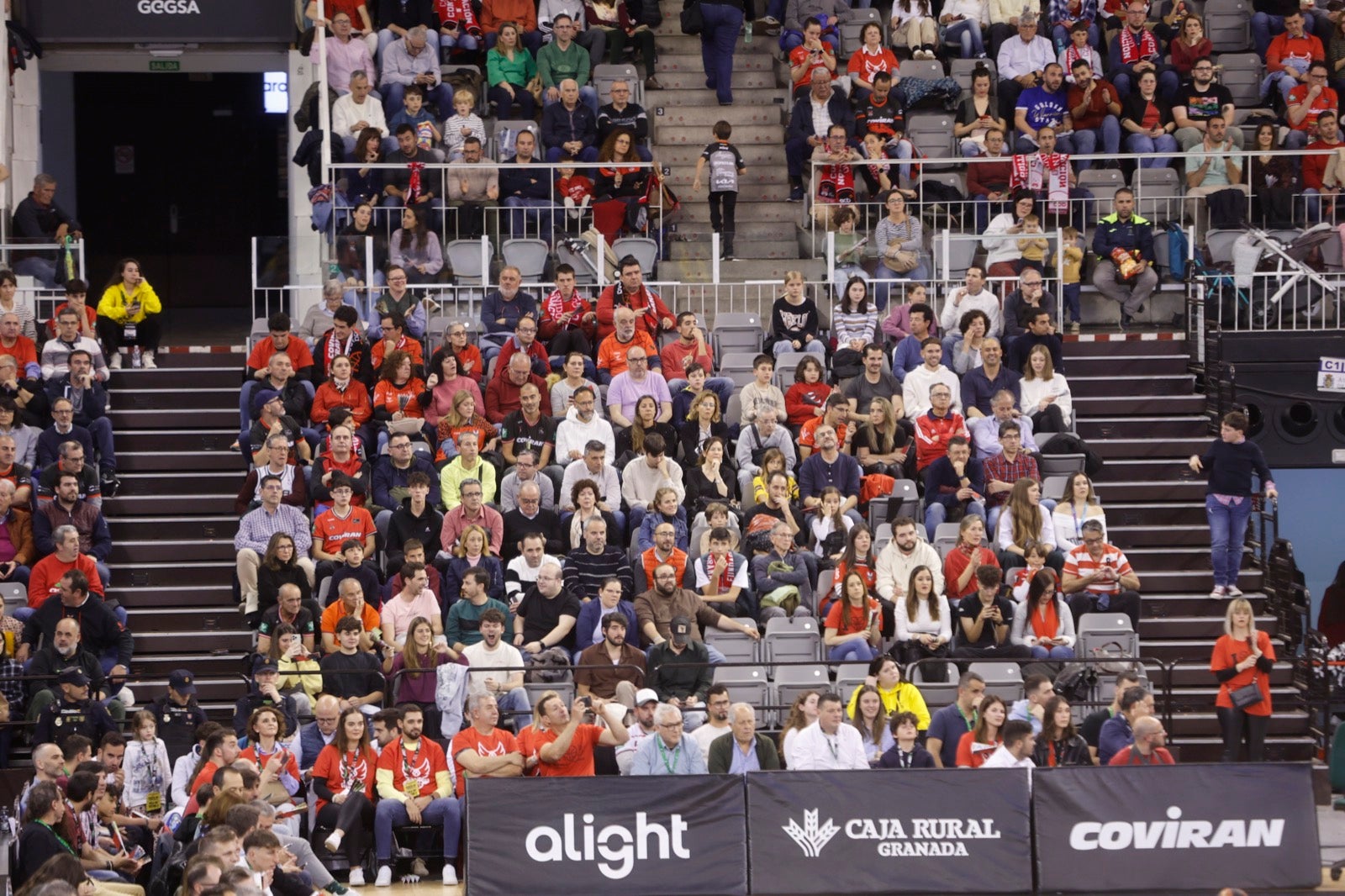 Encuéntrate en la grada durante el Covirán Granada - Breogán