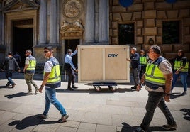 Agentes de la Policía Nacional escoltan la caja con el cuadro de Alonso Cano en el último trayecto por la Alhambra hasta el Museo de Bellas Artes de Granada.