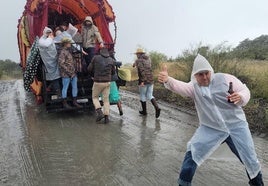 La lluvia ha sorprendido a algunos de los romeros.