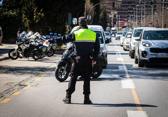 Un agente de la Policía Local controla el tráfico en Granada.