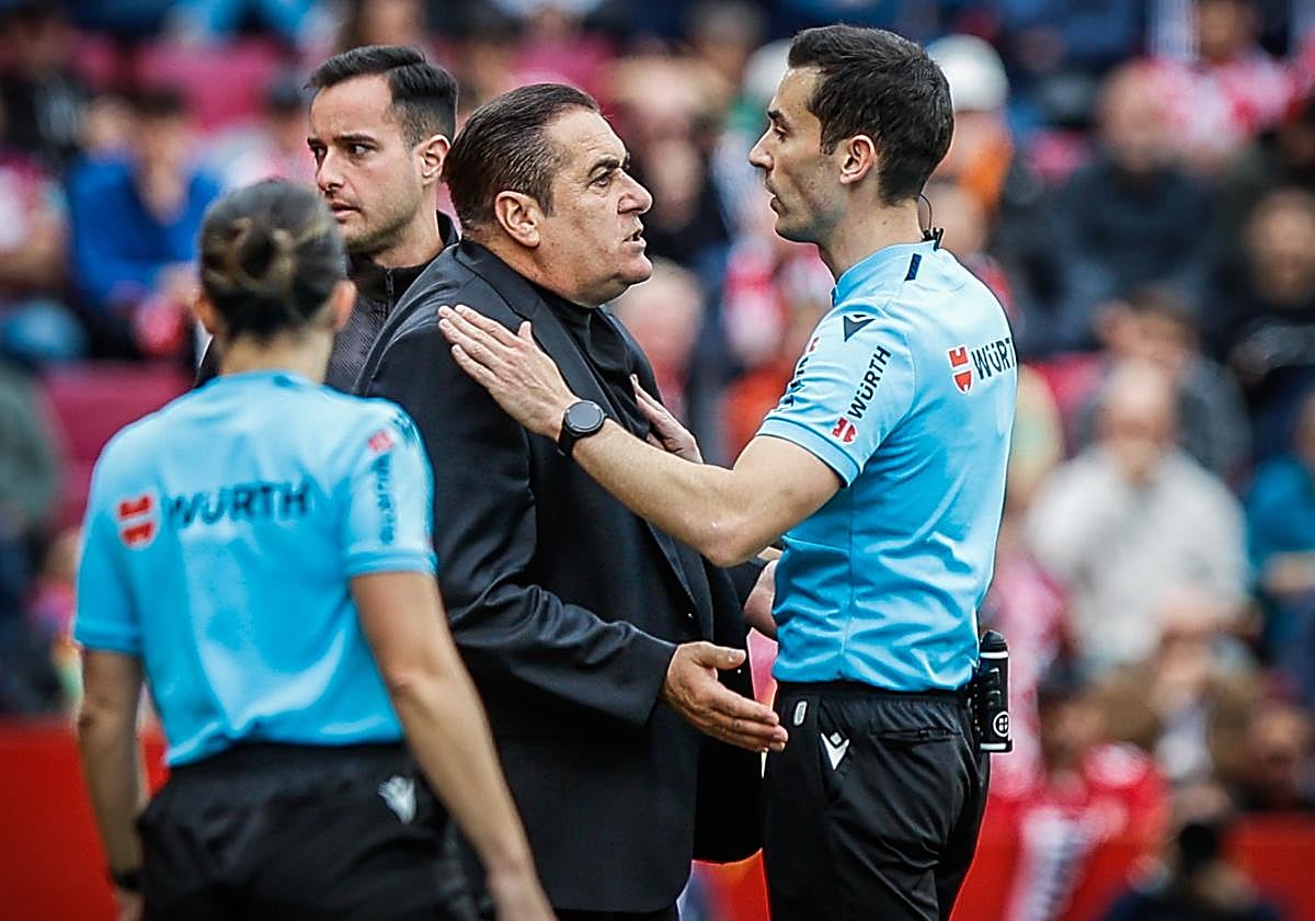 José Ramón Sandoval conversa con el árbitro Muñiz Ruiz.