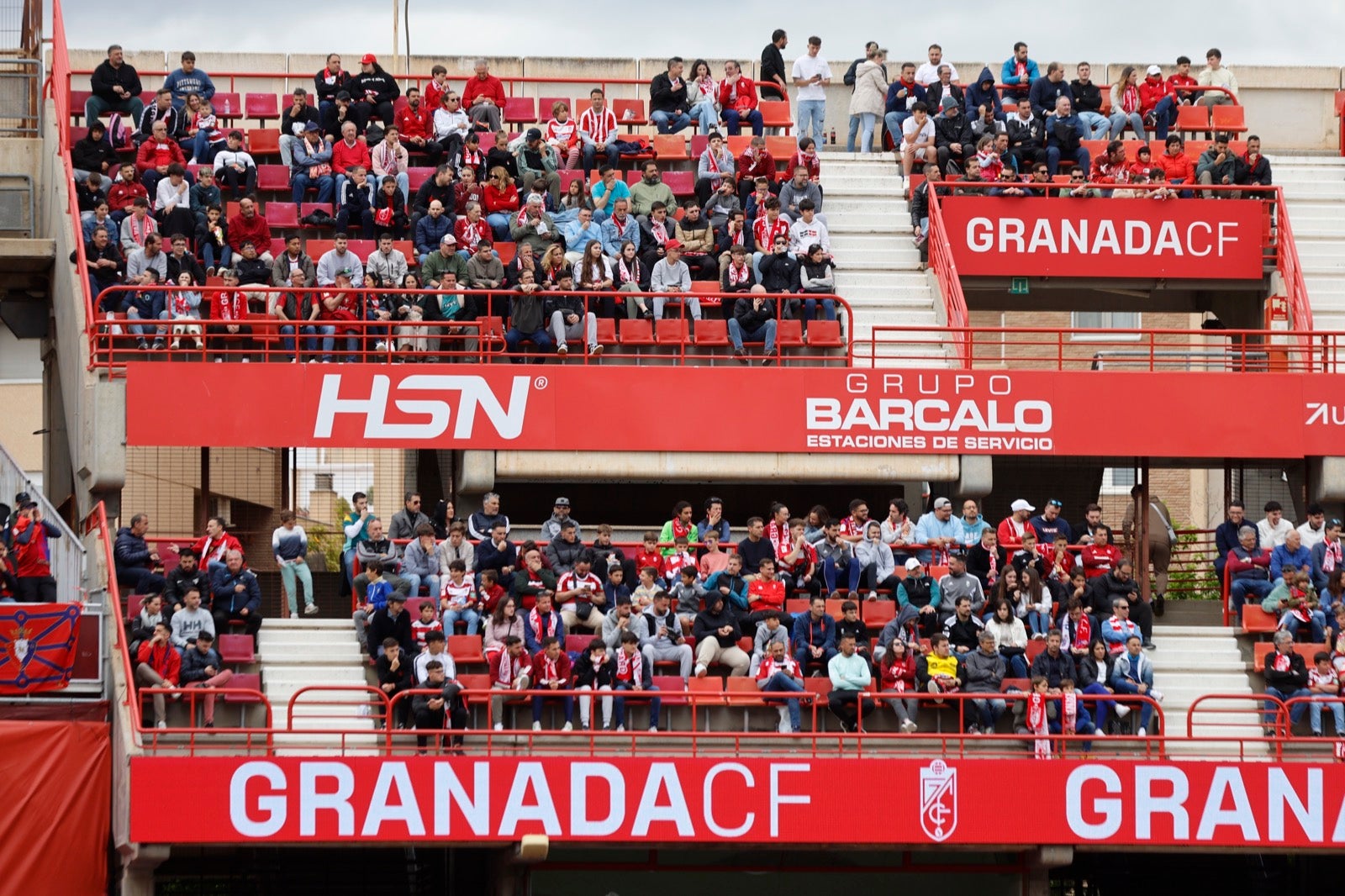 Encuéntrate en la grada en el partido entre Granada y Osasuna