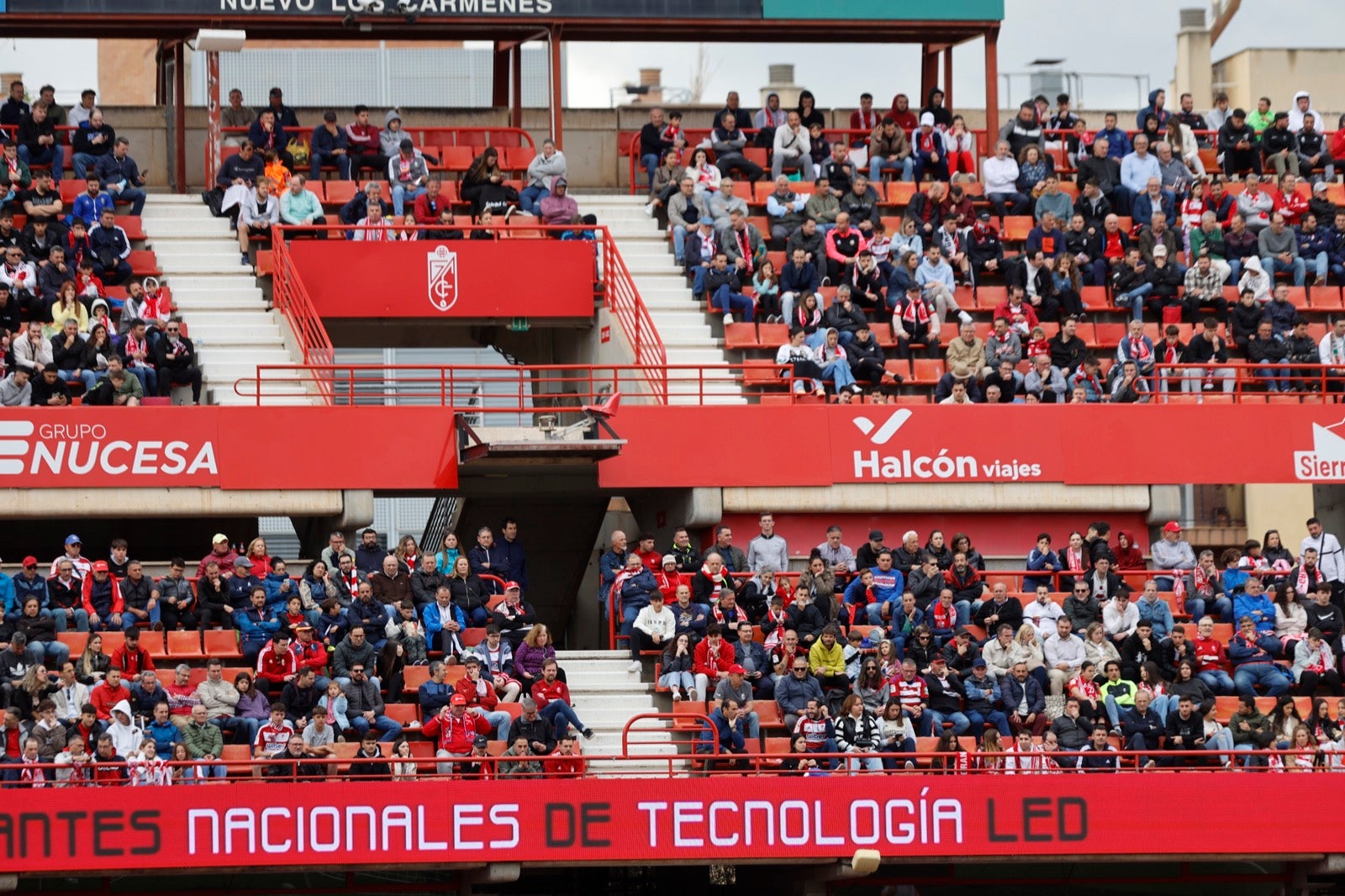 Encuéntrate en la grada en el partido entre Granada y Osasuna