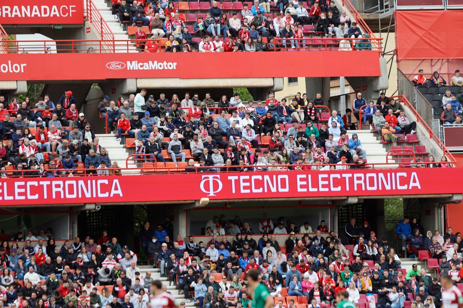 Encuéntrate en la grada en el partido entre Granada y Osasuna