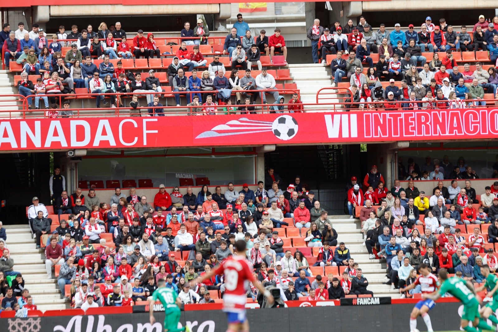 Encuéntrate en la grada en el partido entre Granada y Osasuna