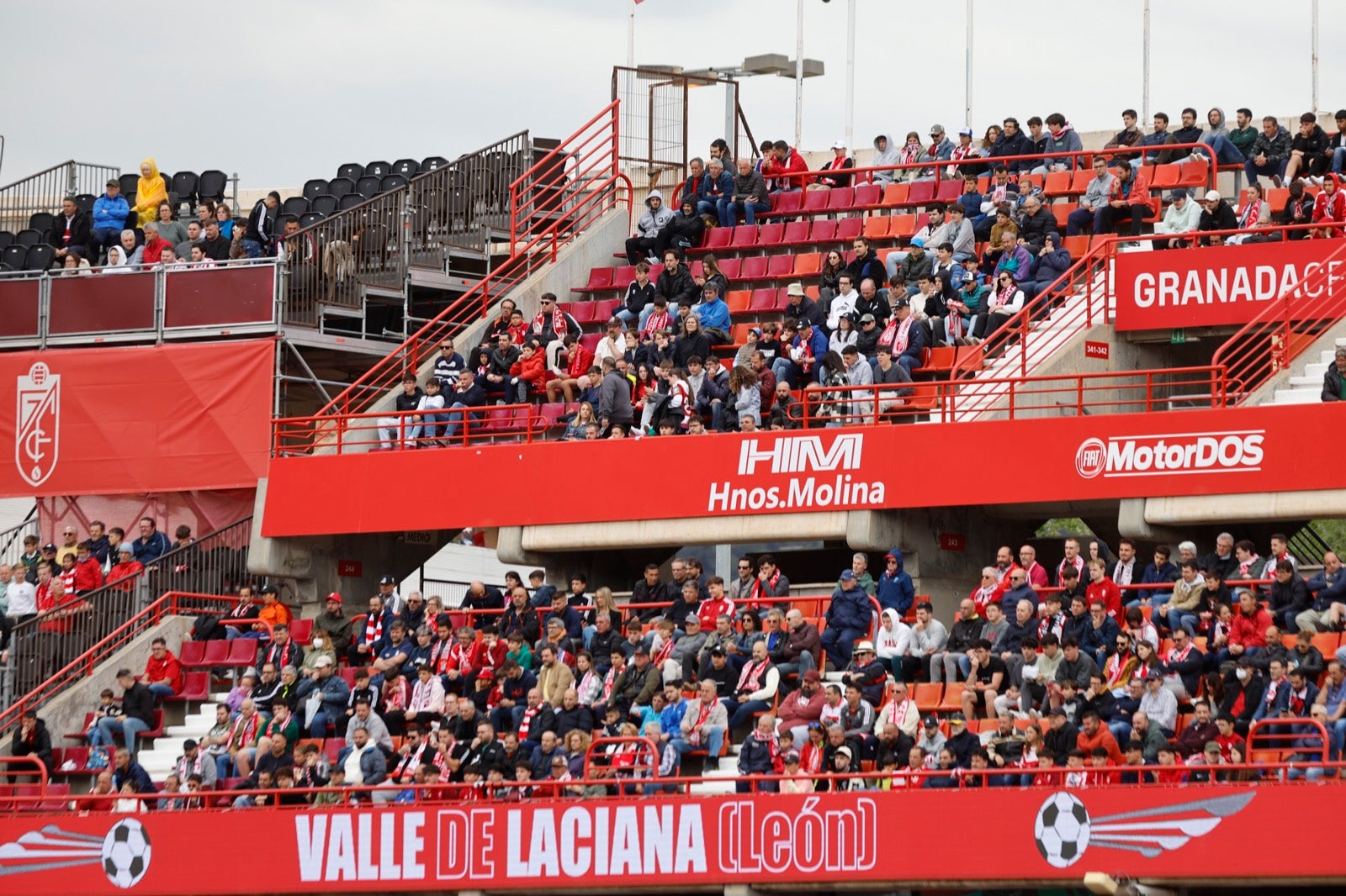 Encuéntrate en la grada en el partido entre Granada y Osasuna