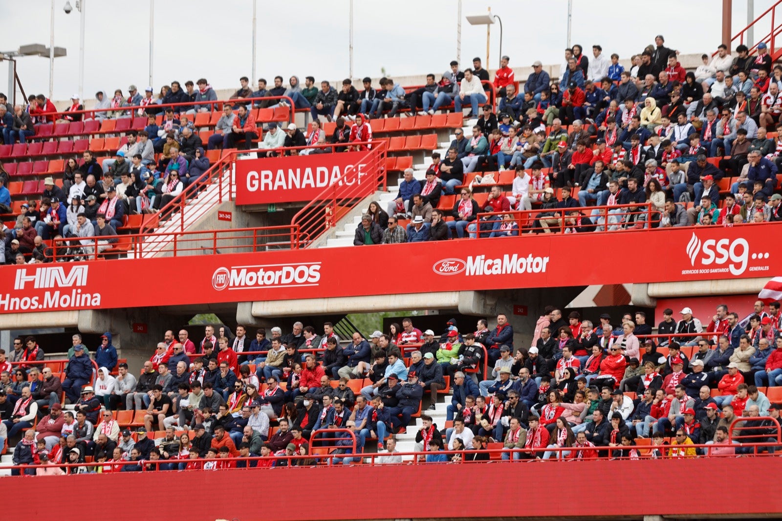Encuéntrate en la grada en el partido entre Granada y Osasuna