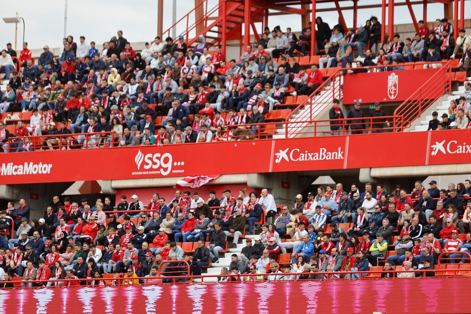 Encuéntrate en la grada en el partido entre Granada y Osasuna