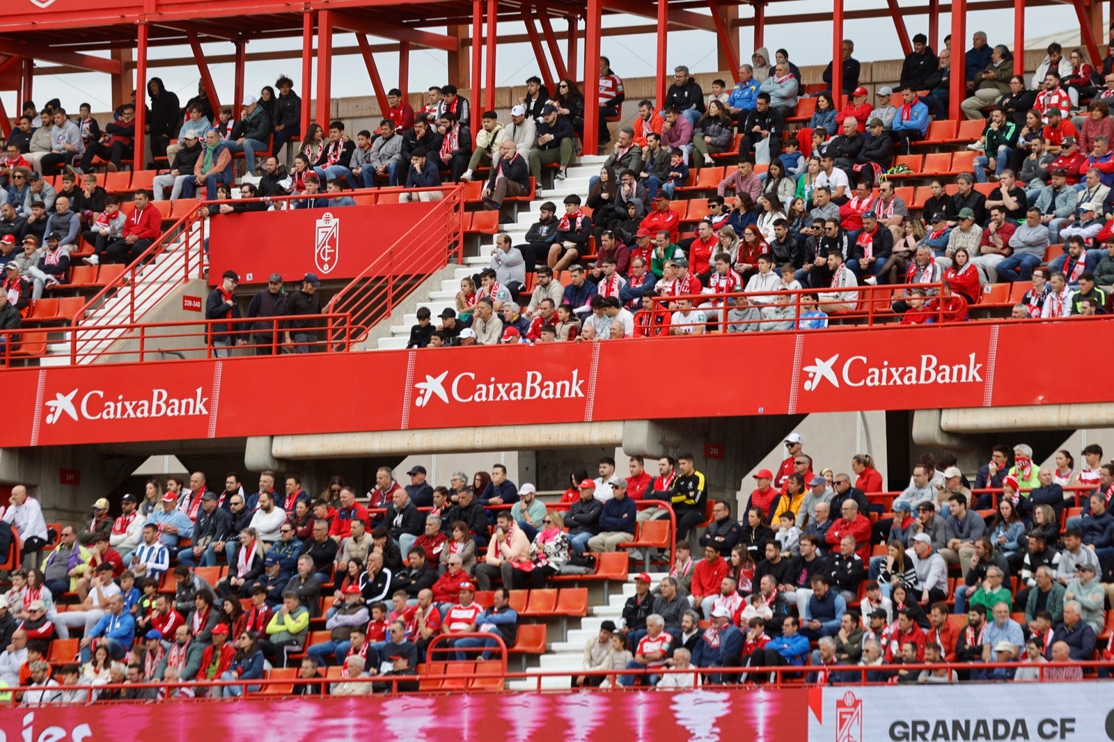 Encuéntrate en la grada en el partido entre Granada y Osasuna