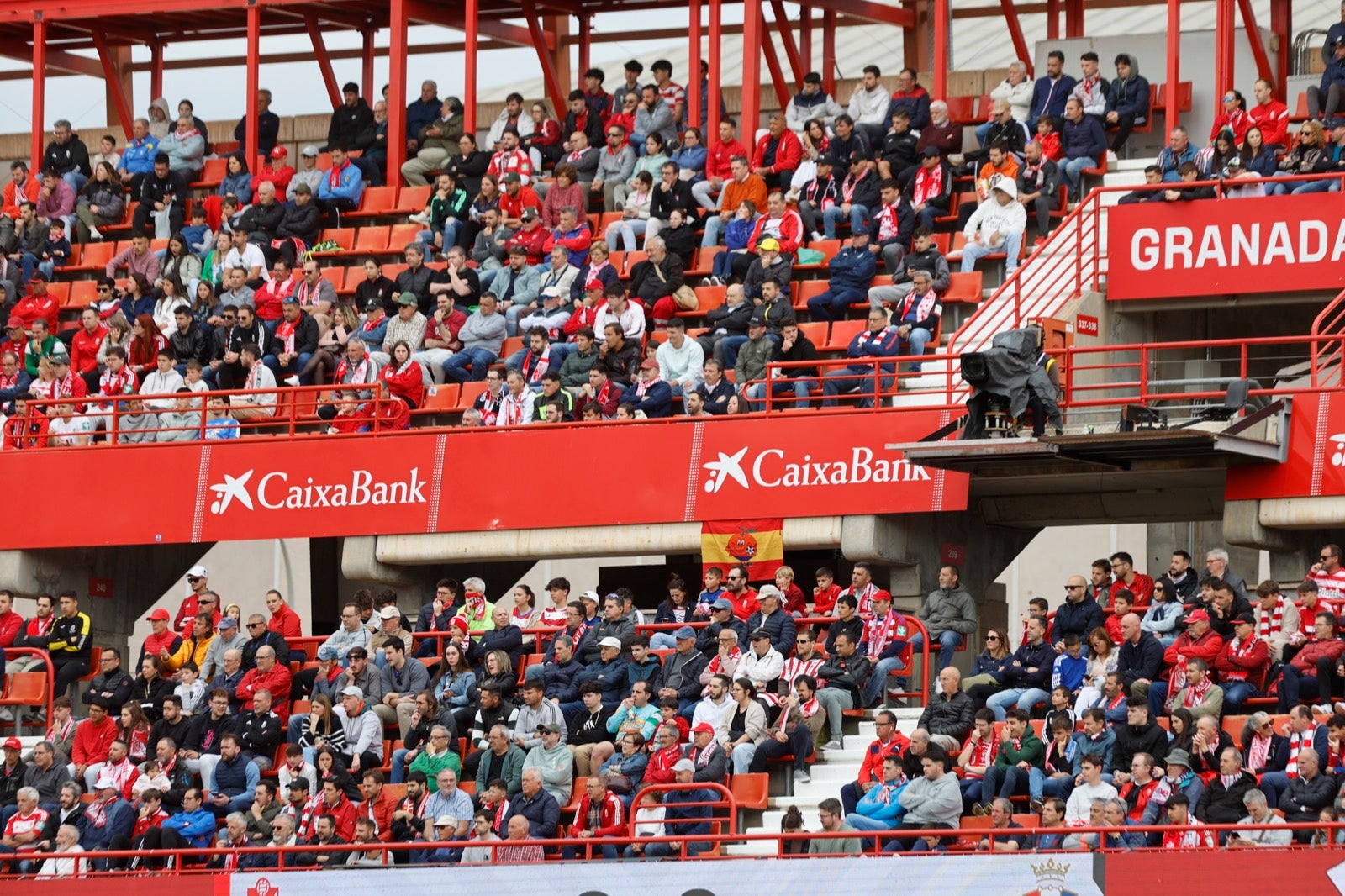 Encuéntrate en la grada en el partido entre Granada y Osasuna