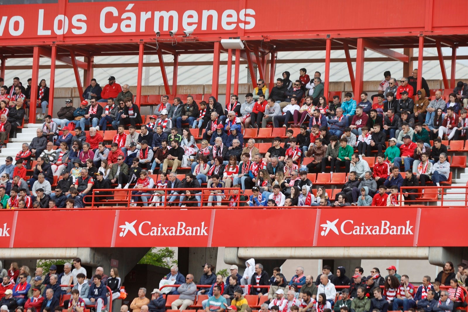Encuéntrate en la grada en el partido entre Granada y Osasuna