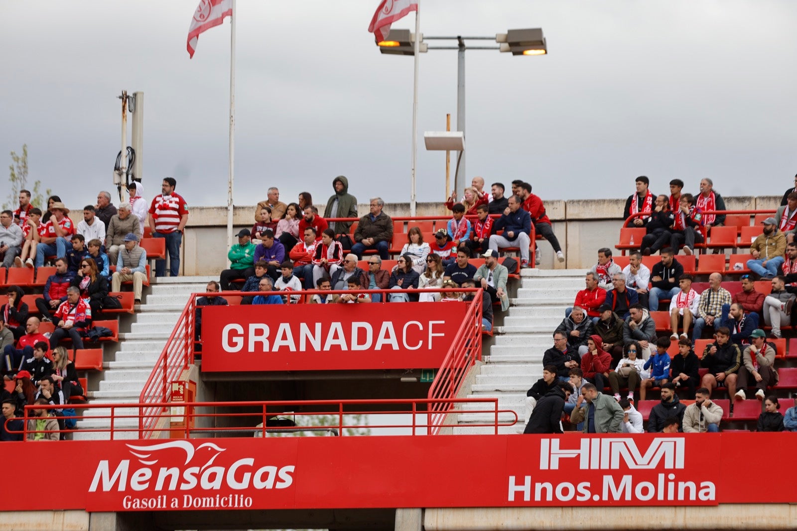 Encuéntrate en la grada en el partido entre Granada y Osasuna