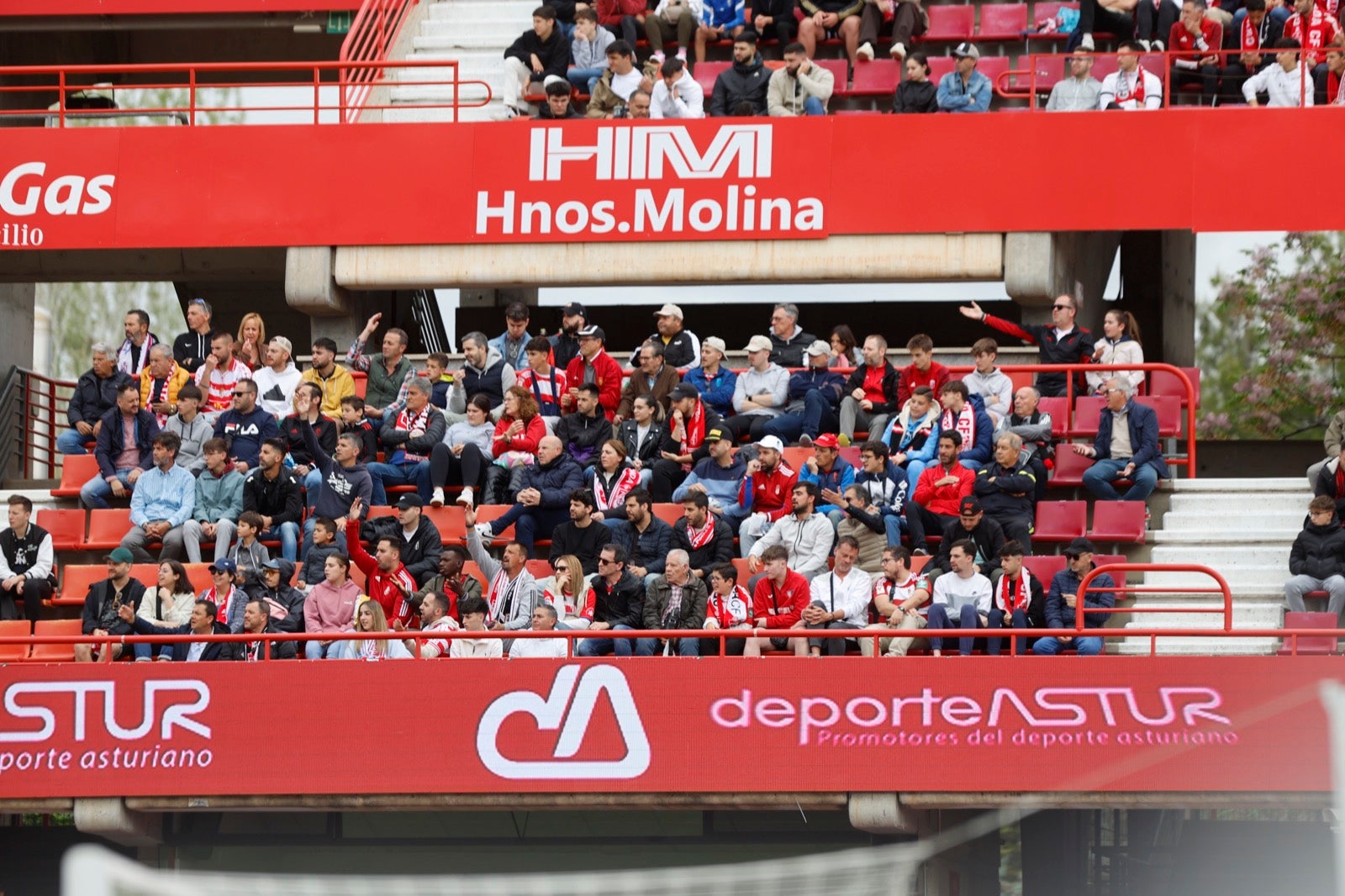 Encuéntrate en la grada en el partido entre Granada y Osasuna