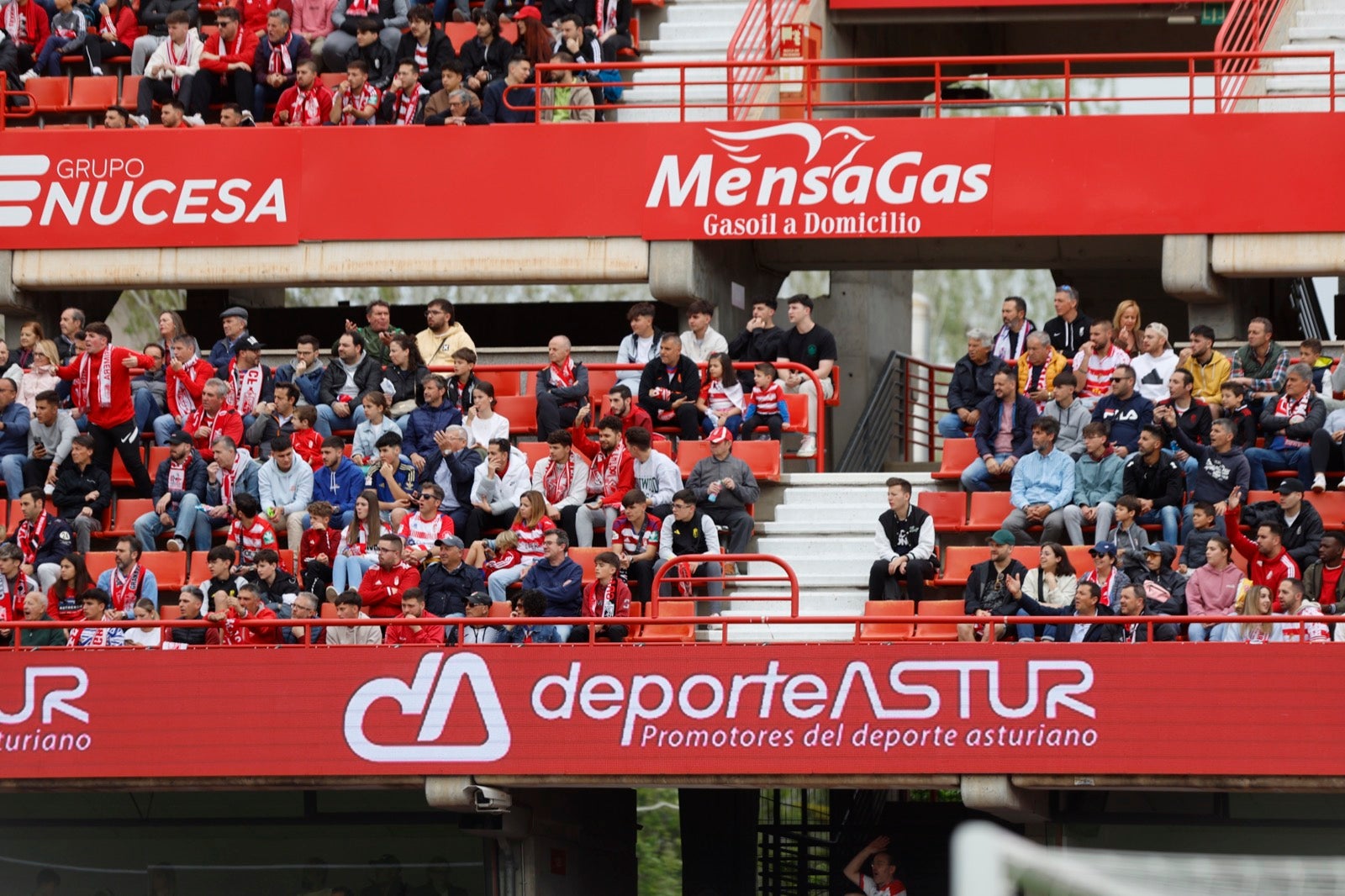 Encuéntrate en la grada en el partido entre Granada y Osasuna