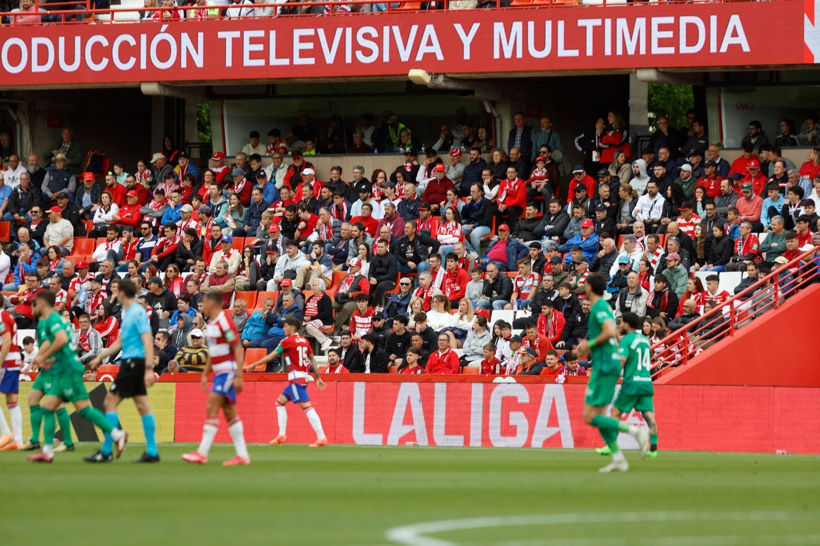 Encuéntrate en la grada en el partido entre Granada y Osasuna