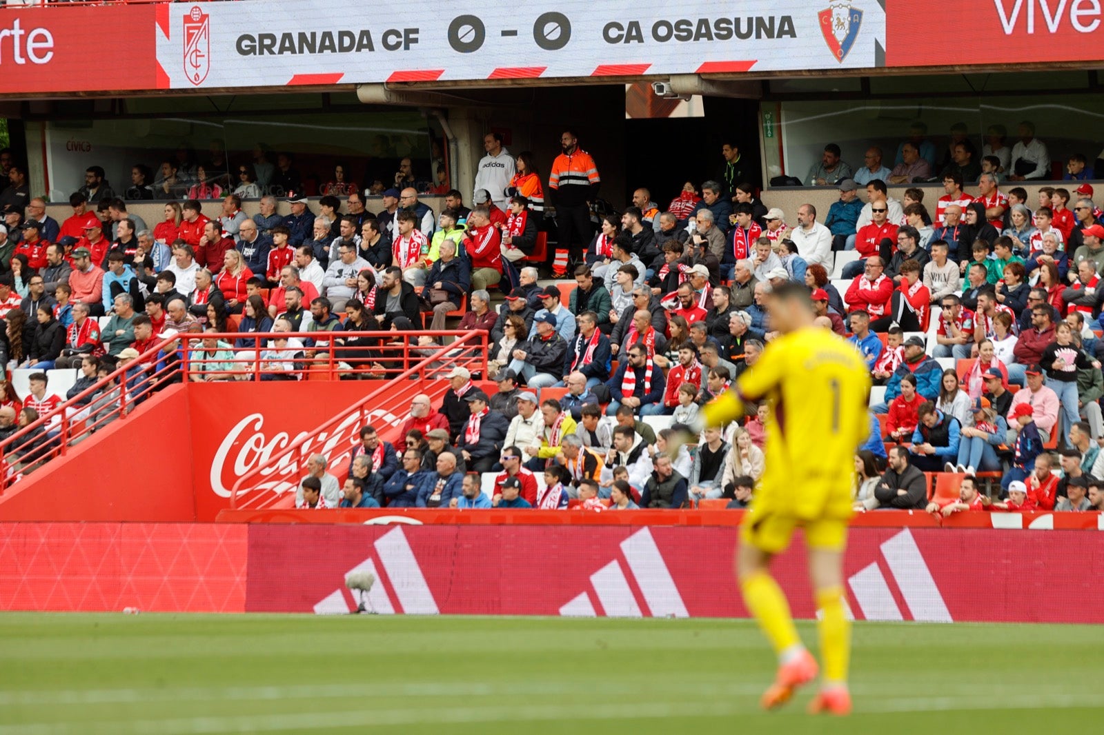 Encuéntrate en la grada en el partido entre Granada y Osasuna