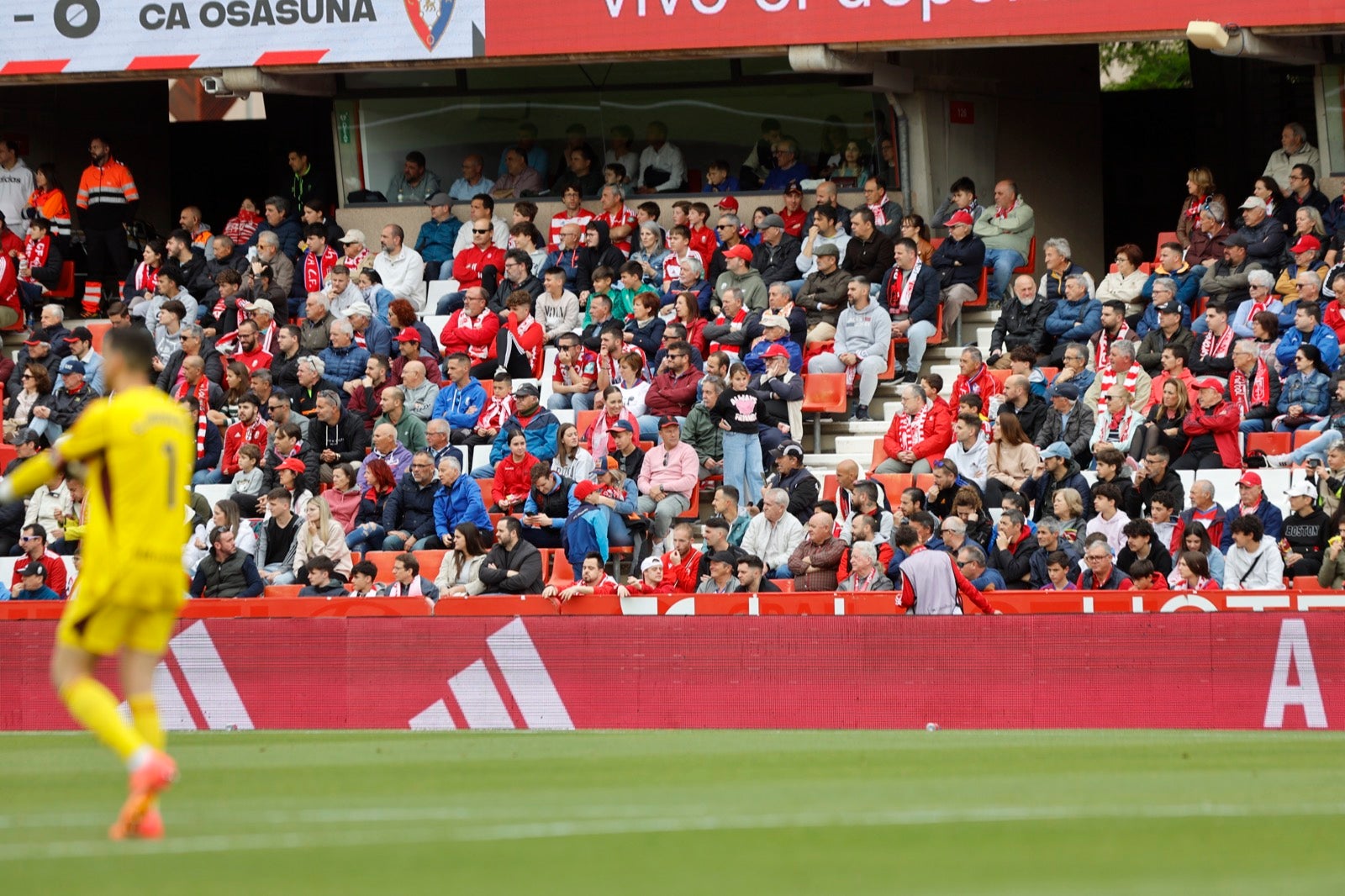 Encuéntrate en la grada en el partido entre Granada y Osasuna