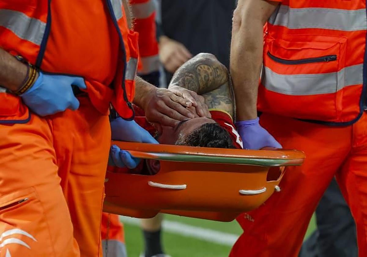 Isaac Romero, retirado entre lágrimas y en camilla.