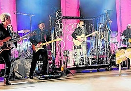 Manolo García, y su banda, tocan en La Alameda, en la capital.