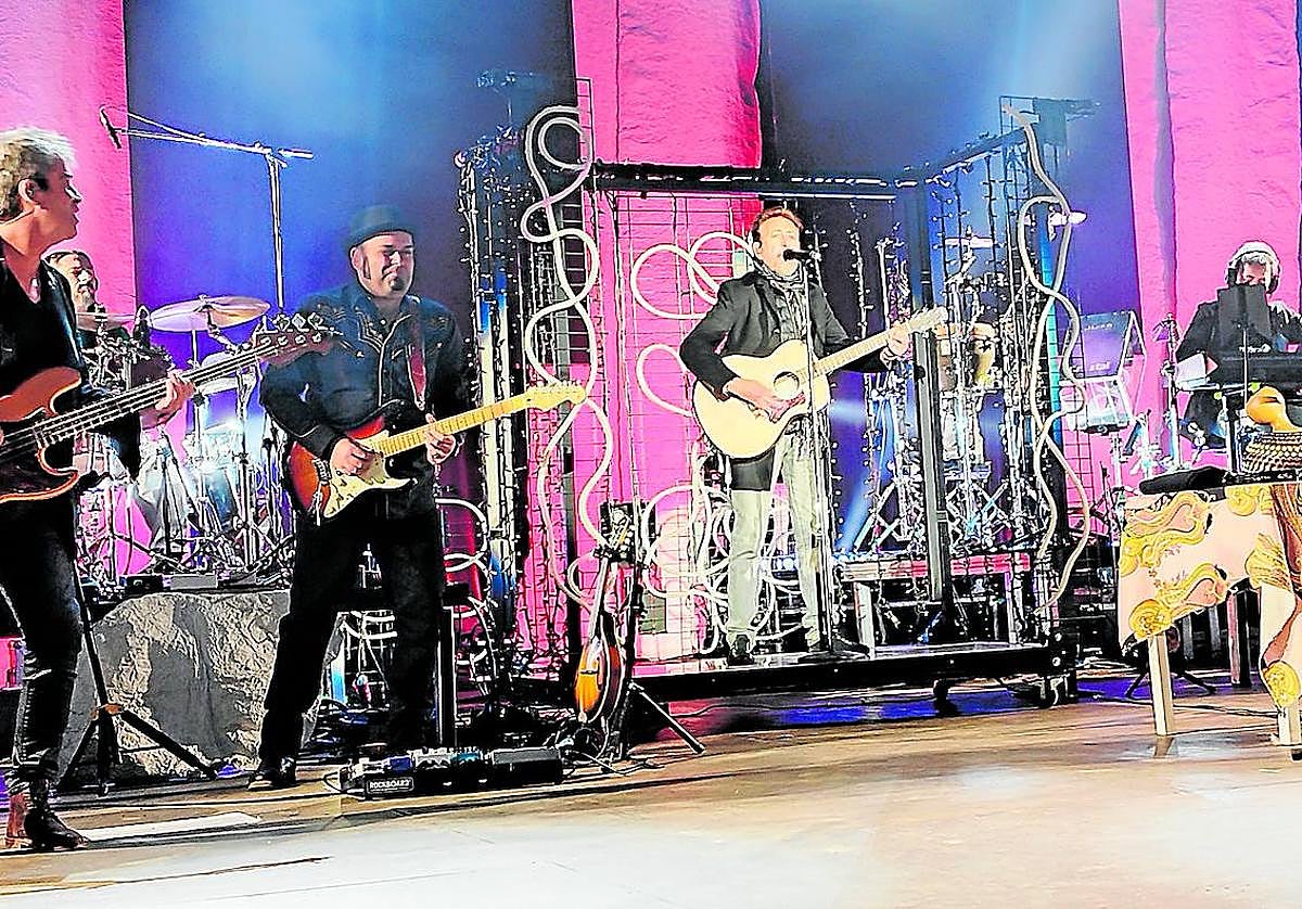 Manolo García, y su banda, tocan en La Alameda, en la capital.
