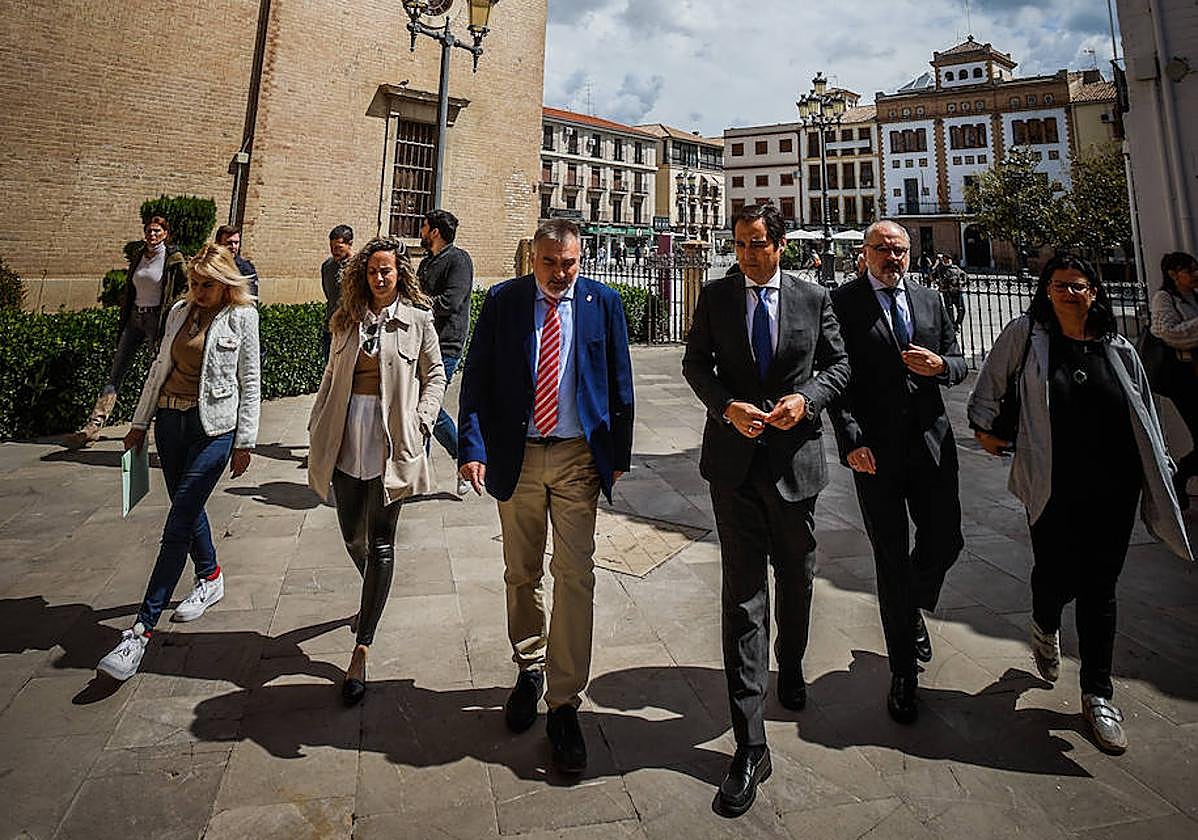 El alcalde de Santa Fe acompaña al consejero de Justicia en su visita al municipio granadino.
