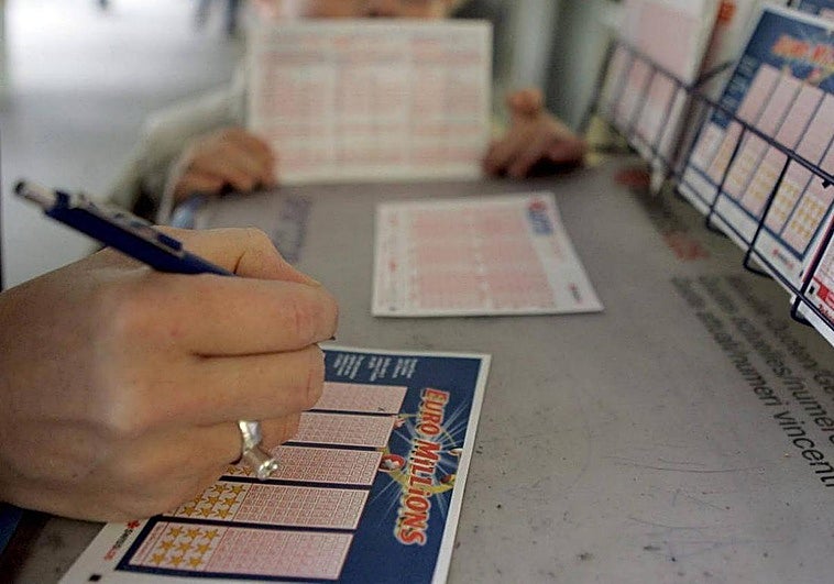 Cuánto se lleva Hacienda del premio récord de Euromillones de este martes.