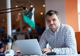 Un trabajador, ante un ordenador.